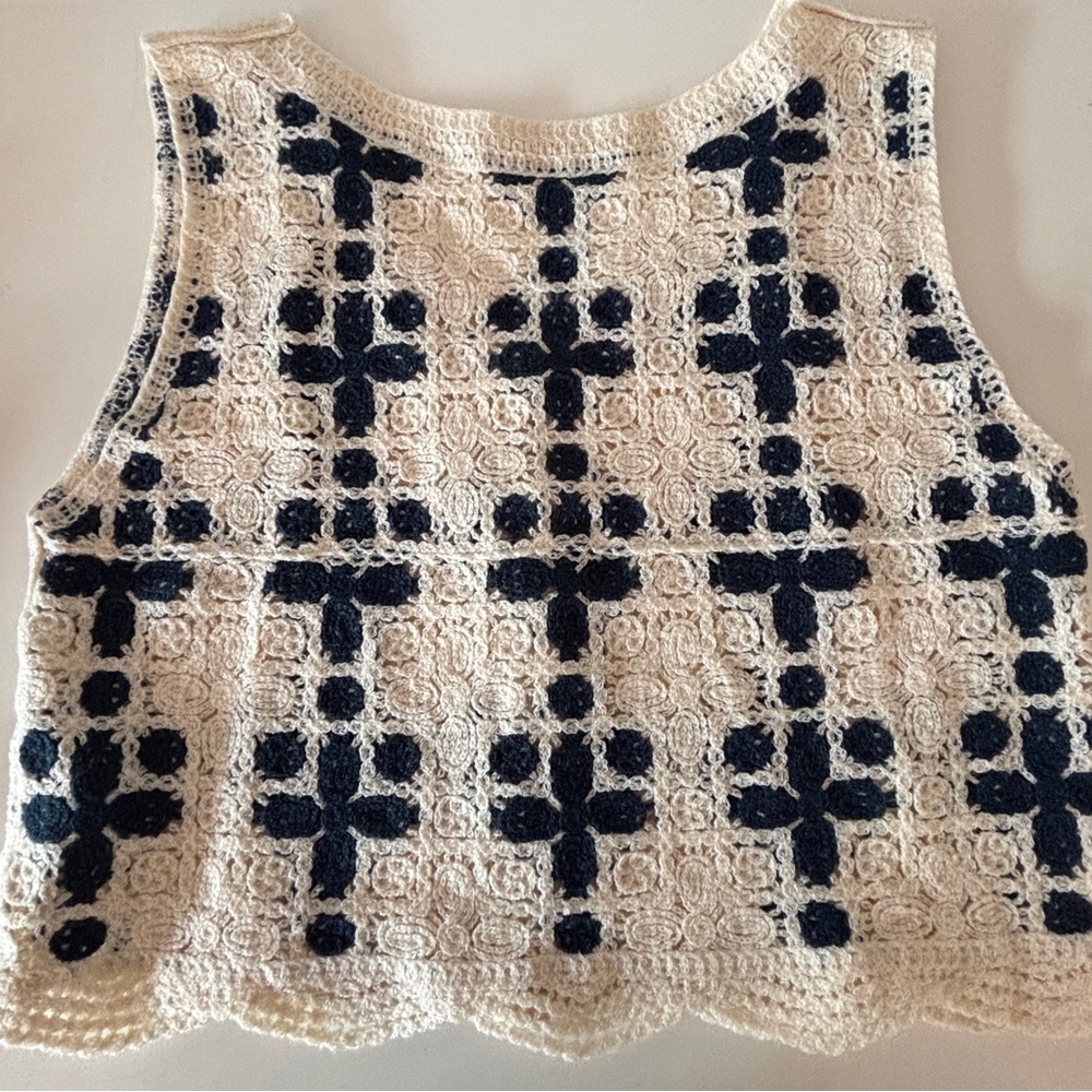 Crochet Button-Up Vest with Floral Pattern - Picture 2 of 3